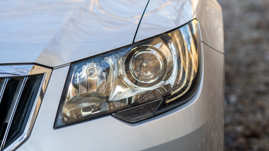 Comment polir des optiques de phares pour un éclat retrouvé ?